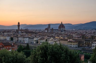Katedral Santa Maria del Fiore, Palazzo vecchio ve Arno ile gün batımında Floransa Panoraması