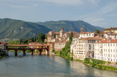 Eski şehir, nehir, köprü ve tepelerin panoramik manzarası, Bassano del Grappa, İtalya
