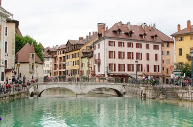 Fransa 'nın Annecy kentindeki evler, kanallar ve köprüler görünüyor.