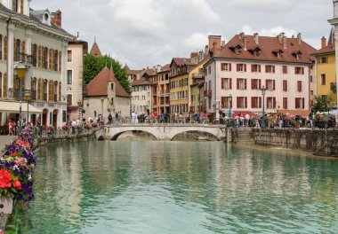 Fransa 'nın Annecy kentindeki evler, kanallar ve köprüler görünüyor.