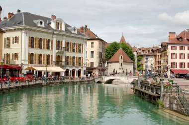 Fransa 'nın Annecy kentindeki evler, kanallar ve köprüler görünüyor.