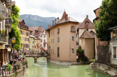 Fransa, Annecy 'nin eski evleri, kanalları ve köprüleri görünüyor.