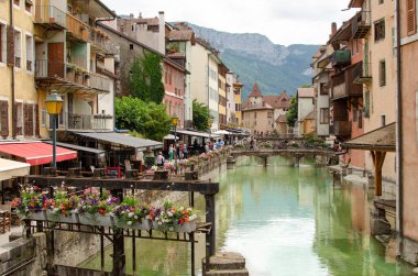 Annecy 'nin kanal ve köprülerinin manzarası, eski kasaba, Fransa