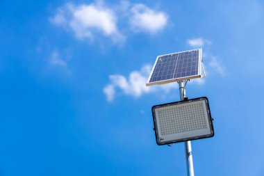 Güneş pili, güneş enerjisi, güneş enerjisi panelleri fotokopi uzayı ile güneşli bir günde ışık verir..