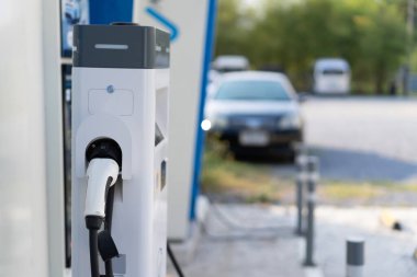 EV istasyonundaki hızlı elektrikli araç şarj aleti ve güç kaynağı kutusu..
