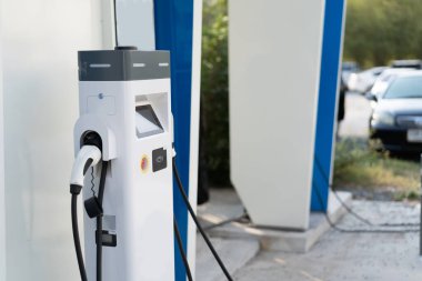 EV istasyonundaki hızlı elektrikli araç şarj aleti ve güç kaynağı kutusu..