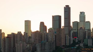 Chongqing şehri zaman çizelgesi Çin 'deki şehir mimarisi ve şehir manzarasının gün batımından gece yarısına kadar.