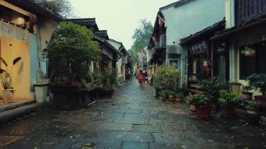 Çin 'in Hangzhouin Zhejiang eyaletindeki Jinghang Büyük Kanalı yakınlarındaki eski geleneksel binalar.