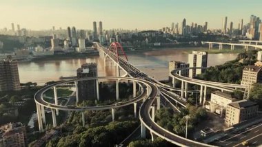 Çin ve Asya 'da köprü gökdelenleri olan Chongqing şehrinin hava manzarası..
