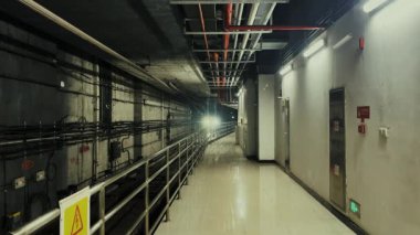Tren Çin 'in Chongqing şehrinde istasyon platformuna çarpıyor.