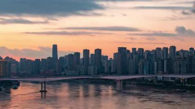 Chongqing şehri zaman çizelgesi Çin 'deki şehir mimarisi ve şehir manzarasının gün batımından gece yarısına kadar.