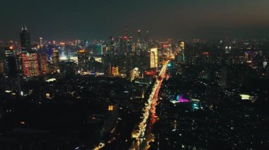 Guangzhou şehri şehir hava görüntüsü gece Çin 'de drone görüntüsü