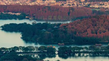 Hangzhou şehrinin silueti Çin 'in Zhejiang eyaletinde Leifeng Pagoda zaman çizelgesi ile birlikte yükseliyor.