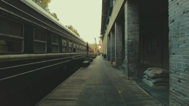 Çin 'in Zhejiang eyaletindeki Hangzhou istasyonunda terk edilmiş eski tren.