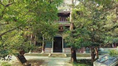 Hupao ya da Çin 'in Hangzhou kentindeki Tiger Spring Parkı' nın Hayali. Çince çevirisi 