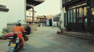 Çin 'in Hangzhou kentindeki geleneksel Çin tarihi binalarıyla sokak manzarası