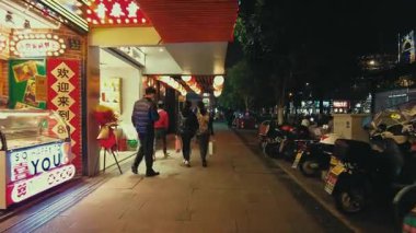 HANGZHOU, ÇİN 2, 2021: Geceleri dükkanlar ve restoranlarla sokak manzarası