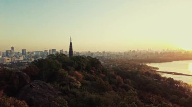 Baoshu Pagoda ile Hangzhou 'nun havadan görünüşü ve Çin' in Zhejiang eyaletinde gün doğumunda şehrin ufuk çizgisi.