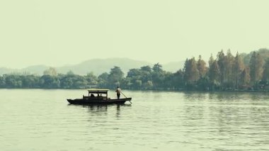Tekne ve Hangzhou Çin 'in batı gölündeki ünlü Leifeng Pagoda simgesi.