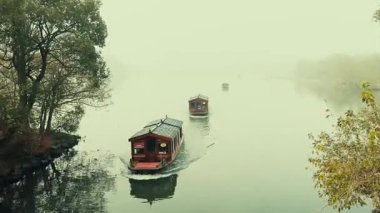 Hangzhou Çin 'in ünlü UNESCO sitesi olarak Xi Gölü' ndeki (Batı Gölü) tekne