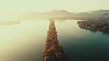 Hangzhou Çin 'deki Batı Gölü' nün (Xi Hu) havadan görünüşü.