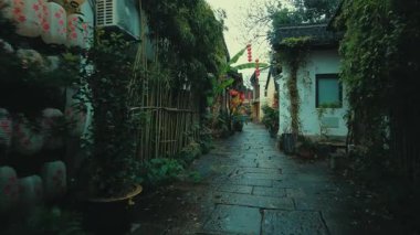 Çin 'in Hangzhou kentindeki geleneksel Çin tarihi binalarıyla sokak manzarası