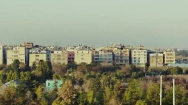 KUNMING, YUNNAN, ÇİN 2, 2021: Metro treninden izlenen gökdelen apartmanları