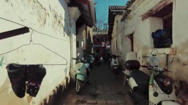 Çin 'in güneybatısındaki Kunming Yunnan' da dar bir sokak.