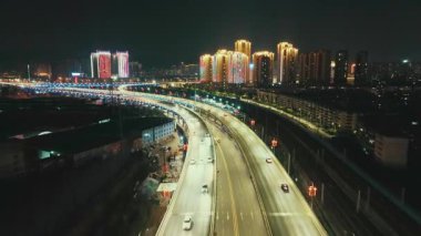 Kunming, Yunnan, Çin 'in güneybatısındaki karayolu kentsel şehir manzaralı.