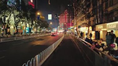 NANJING, ÇİN 2, 2021: Kentsel binalarla sokak manzarası