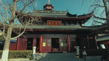 Jiangsu, Çin 'deki Nanjing şehrindeki Jiming Tapınağı' nın tarihi binaları.