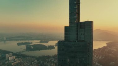 NANJING, ÇİN 2, 2021: Zifeng ofis binalarının havadan yakından görünüşü şehrin en ünlü simgesi