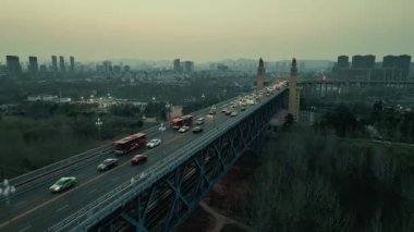 Çin 'in Jiangsu kentindeki Nanjing şehrinin ünlü Yangtze Nehri Köprüsü' nün hava manzarası.