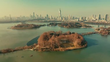 Çin 'in Jiangsu kentindeki Nanjing şehrindeki Xuanwu Gölü' nün dışındaki kentsel binaların havadan görünüşü.