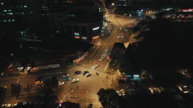 Çin 'in Jiangsu şehrinde gece vakti Nanjing şehrinde sokak trafiği olan şehir binalarının hava görüntüsü.