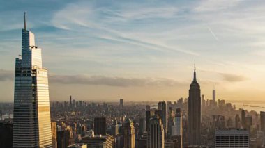 New York şehir binaları, gün batımından gece saatlerine göre görüntüleniyor.