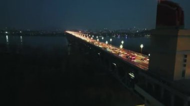 Çin 'in Jiangsu kentindeki Nanjing şehrinin ünlü Yangtze Nehri Köprüsü' nün hava manzarası.