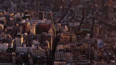 New York şehir binaları, gün batımından gece saatlerine göre görüntüleniyor.