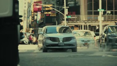 NEW YORK CITY, USAOCT 14, 2022: Trafik ve yayaların yoğun olduğu şehir sokak manzarası