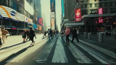 NEW YORK CITY, USAOCT 14, 2022: Times Meydanı 'nda kalabalık transmisyon ve yayalar