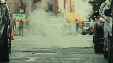 NEW YORK CITY, USAOCT 14, 2022: Trafik ve yayaların yoğun olduğu şehir sokak manzarası