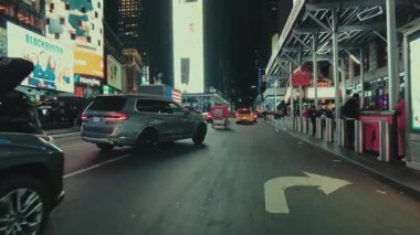 NEW YORK CITY, USAOCT 14, 2022: Kentsel binalarla Times Meydanı 'nın gece manzarası