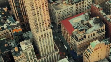 New York City şehir binalarının çatısı Amerika 'nın en ünlü şehri olarak görünüyor.