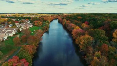 Nehirden nehre güzel bir sonbahar yeşilliği sersemletici doğa renkleriyle