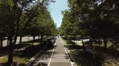PHILADELPHIA, USAAPRIL 2, 2021: Sürücünün kentsel konut manzarası