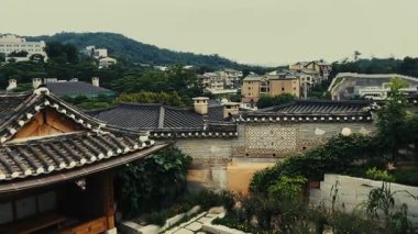 Bukchon Hanok Köyü, Güney Kore, Asya 'daki Seul' deki eski bina bahçesi..