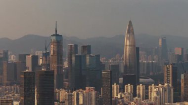 Günbatımından akşamına kadar Çin 'in Guangdong şehrindeki kentsel gökdelen binalarının zamanaşımı manzarası..