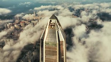 SHENZHEN, Çin 28 AĞUSTOS 2023: Shenzhen Ping Uluslararası Finans Merkezi 'nin yakın çekim görüntüsü, Çin' in en yüksek ikinci ve dünyanın beşinci finans merkezi..