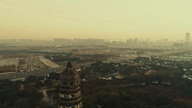 Çin 'in Jiangsu kentindeki Suzhou şehrindeki Tiger Hill (Huqiu) Pagoda' nın havadan görünüşü
