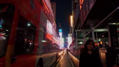 NEW YORK CITY, ABD OCT 30, 2018: 42. Cadde manzaralı Manhattan şehir merkezinde yoğun trafik.